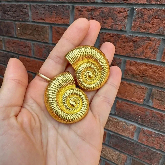 Gold Spiral Shell Necklace and Earring Set - Picture 3 of 14